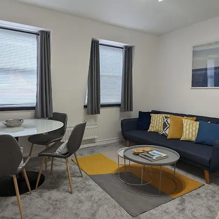 Charming & Quaint Old Compton Apartamento - Quiet Guests Only Allowed, No Parties Allowed, Over 25 Years Old Or Families